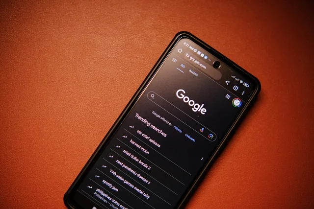 A smartphone displaying Google Search trends on a table at night. Betalte søgeresultater: mærkning i praksis, myndighedernes vurdering og GDPR-sporet