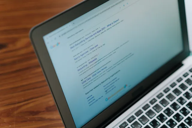 A close-up view of a laptop displaying a search engine page. Betalte søgeannoncer: struktur, budget og lovkrav