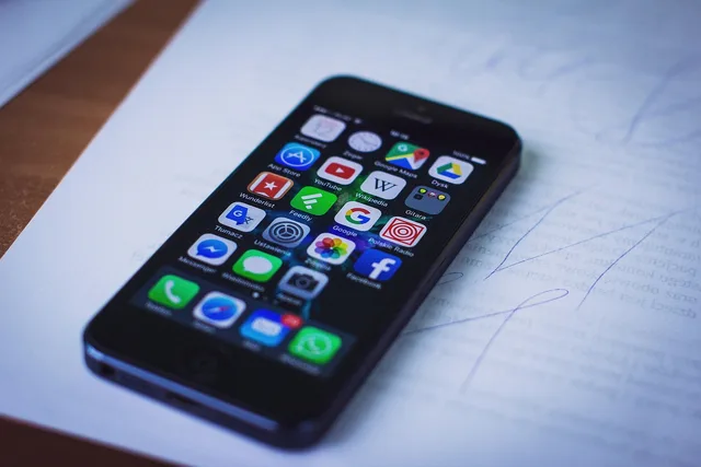 iphone, smartphone, technology, mockup, mobile phone, phone, screen, touchscreen, blue phone, blue mobile, blue smartphone, blue telephone, blue iphone. Teknisk SEO: sådan tester du danske hjemmesider